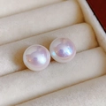 Eleganti orecchini a perno con perle dai riflessi rosa e blu in scatola di velluto beige - Orecchini a Bottone con Perla e Perno in Argento / 10mm / Oro/Bianco