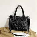 Borsa tote in piumino trapuntato nero impermeabile con cuciture a rombi e tracolla larga - Nero