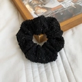 Chouchou en tricot noir élégant avec fil scintillant sur tissu matelassé blanc - Noir Brillant