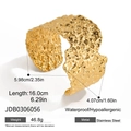Detailweergave van de vergulde roestvrijstalen armband met gehamerde oppervlaktetextuur - Gehamerde Textuur Open Armring (JDB0306056)