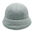 Detalle de gorro de pescador acolchado gris con costuras verticales y textura de algodón plumón - M (56-58cm) / Gris