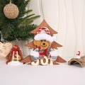 Dettaglio dell'orso natalizio in legno con scritta JOY e morbide finiture in peluche - Orso