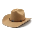Détail du chapeau de cowboy en feutre marron avec bande en cuir et boucles vintage - Camel
