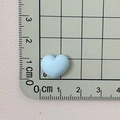 Breloque cœur en résine bleu clair mat pour loisirs créatifs mesurant 1,5 cm sur règle - Bleu