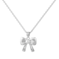 Dettaglio del ciondolo a fiocco argento con perla bianca su catena metallica sottile - Stile L Collana con Fiocco e Perla Argento