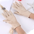 Elegante champagne satijnen vingerhandschoenen voor dames zonbescherming en formele feesten - Eén maat / Huidskleur