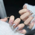 Dettaglio di unghie finte ballerina con pois neri e fiocco 3D con perle preziose - XS / Stile Coffin Medio Gonna a Pois (1396)