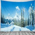 Dettaglio dell'arazzo da parete con paesaggio montano innevato appeso a una parete in mattoni - 230x180cm / Montagna Innevata Invernale-SM35