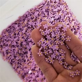 Primer plano de flores de resina mate moradas para decoración de uñas DIY en la mano - Púrpura