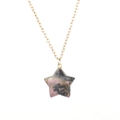 Dettaglio macro del ciondolo a stella in agata naturale su collana d'oro fine - Catena d'Oro + Rodonite