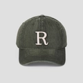 Détail de la lettre R brodée en 3D sur casquette de baseball en denim délavé vert - Vert