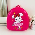 Detailansicht eines pinkfarbenen Hasen-Rucksacks mit 3D-Ballett-Hase und buntem Logo - Rosarot