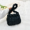 Handgefertigte schwarze Tasche aus grobem Strickgarn mit Seilgriff und dicker Struktur - Finished Product / Schwarz