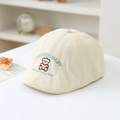 Detail van de berenborduring en tekst op een beige katoenen kinderpetje - 50cm (1-3 jaar) / Off-wit