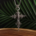 Collana con crocifisso gotico in argento con dettagli a teschio su catena a scatola - Collana