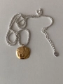 Minimalistische 925 sterling zilveren ketting met gehamerde onregelmatige gouden hanger - Goud en Zilver