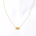 Collar dorado de número de ángel 111 con colgante de piedra verde sobre fondo blanco - 111