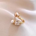 Eleganter vergoldeter offener Ring mit Zirkon und Perlen auf Seidenhintergrund - Ring - Gold / Gold