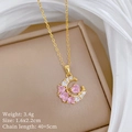 Dettaglio della collana a mezzaluna dorata con cuori rosa e sfondo in seta bianca - Acciaio Inossidabile/Rame/Zirconia / Collana Rosa (C551)