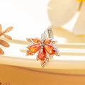 Zilveren esdoornblad oorbel met levendige oranje zirkoon kristallen in enkel vooraanzicht - Oranje Gele Zirkonia Stijl (A267-2)