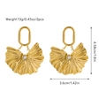 Detailed size view of 18K gold plated fan-shaped shell earrings with pearl inlay - Style JDE2502075-Gold Fan with Pearl