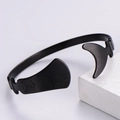 Bracciale rigido irregolare nero in acciaio inossidabile con rilievo sull'estremità a pinna - Nero