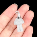 Pendente fungo di cristallo bianco con cappello da mago in argento in mano - Cappuccio Argentato / Quarzo rosa