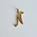 Détail d'un pendentif lettre N en acier inoxydable plaqué or 18 carats élégant - Pendentif uniquement / Pendentif N
