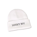 Dettaglio del berretto bianco in maglia con ricamo nero della scritta LUCKY BOY - M (56-58cm) / Bianco