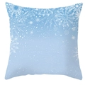 Détail de la taie d'oreiller bleue avec motifs de flocons de neige et texture de tissu doux - Bleu avec Petits Flocons