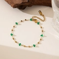 Detalle del collar de acero dorado con cuentas verdes y cierre de mosquetón ajustable - Pulsera cuadrada de cuentas verdes - Dorado