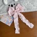 Primer plano de la pinza para el pelo con lazo plisado rosa claro y cintas largas - Rosa