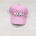 Primer plano de gorra rosa con bordado MAMA en chenilla blanca y textura de denim lavado - Adulto MAMA / Rosa