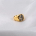 Anello chevalier placcato oro 18K con pietra dalmata su seta bianca elegante - US 6 / Oro