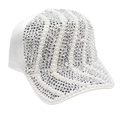 Detalle de gorra de béisbol de satén blanco con pedrería de lujo y perlas brillantes - Talla única / Blanco