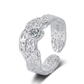 Anello vintage argento con texture martellata irregolare e pietra di zircone - Aperto Regolabile / Oro Bianco