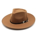 Vue détaillée du chapeau fedora en laine camel avec bande en cuir noir et boucle métal - M (56-58cm) / Kaki