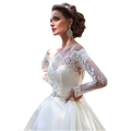 Elegantes schulterfreies Brautkleid mit Spitzenärmeln und funkelndem Kristallgürtel - US 2 / Weiß