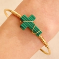 Handgemaakte goudkleurige armband met groene malachiet steen kruis hanger - Kruis Open Armband Donkergroen K-191