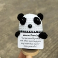 Handgefertigte Häkel-Panda-Puppe mit Grußkarte auf einem stabilen Holzsockel - Warmer Panda