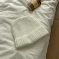 Dettaglio del berretto in lana mohair bianco crema con morbida trama a maglia - M (56-58cm) / Bianco