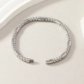 Elegante pulsera de acero inoxidable plateado con diseño alterno de cuentas y cilindros - Color Acero