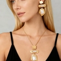 Dettaglio del set collana e orecchini con perle barocche e finitura dorata su modella - Collezione Collana E Orecchini (25070975)