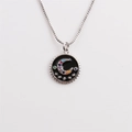 Détail du collier chaîne à mailles argenté avec pendentif lune étoile et émail noir - Noir (Chaîne Argentée)