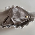 Detail der Satin-Haarklammer mit Goldknopf und Gravur Believe In Your Self - Khaki