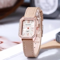 Dettaglio orologio ottagonale in oro rosa con lunetta in cristallo e cinturino beige - Cachi