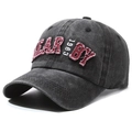 Casquette de baseball vintage gris foncé délavé avec écusson de lettres rouges vue latérale - Noir