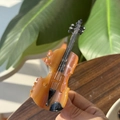 Détail d'une pince à cheveux en acétate en forme de violon ambre brun et noir - Violon Brun
