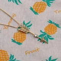 Collana alla moda in rame placcato oro con ciondolo a freccia e zirconi scintillanti - Oro / Freccia in Zirconia Blu e Bianca