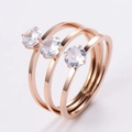 Primer plano del anillo de triple banda en oro rosa con tres circonitas blancas engastadas - Talla 6 / Oro rosa